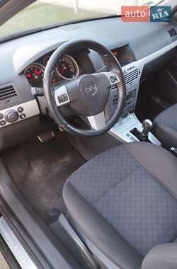 Хэтчбек Opel Astra 2004 в 