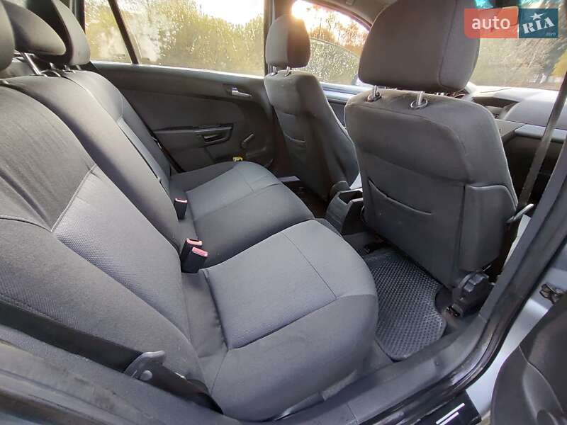 Универсал Opel Astra 2005 в Старом Самборе