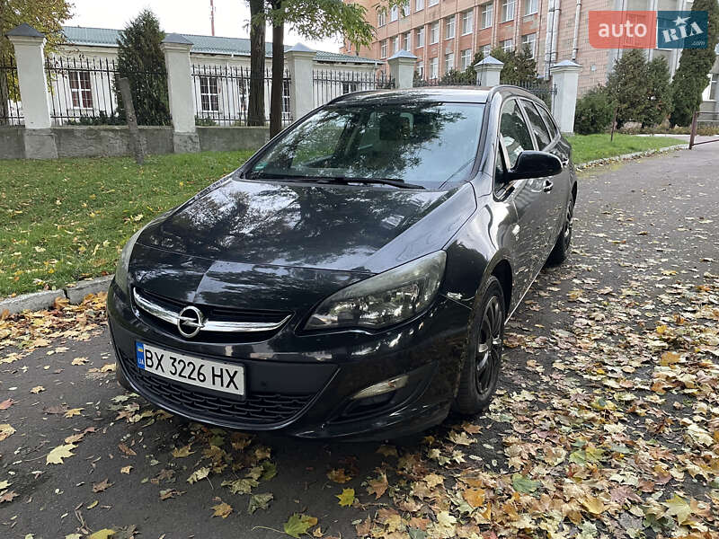 Универсал Opel Astra 2012 в Остроге