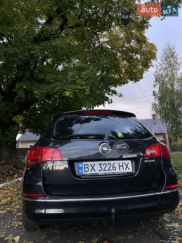 Универсал Opel Astra 2012 в Остроге