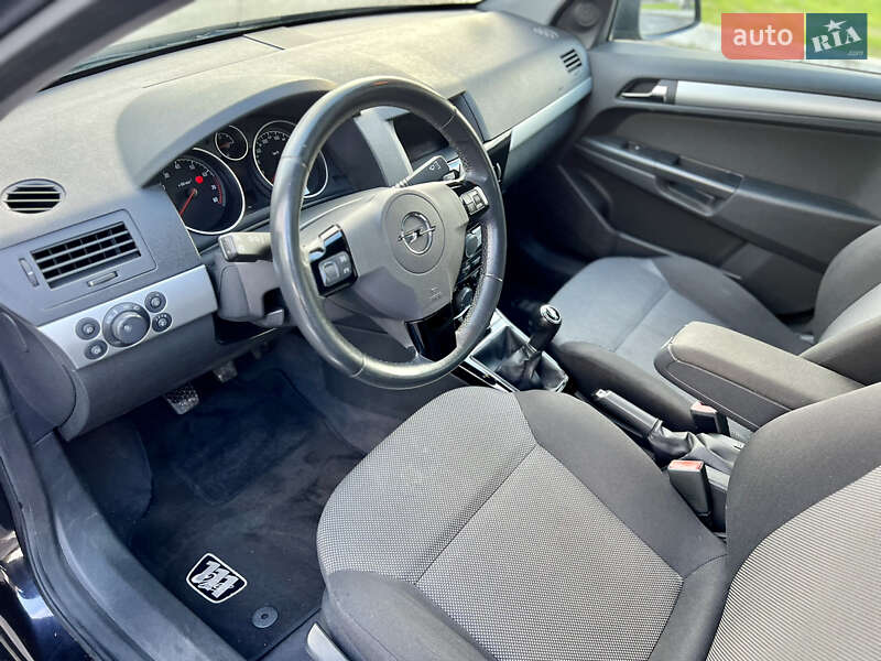 Универсал Opel Astra 2010 в Дубно