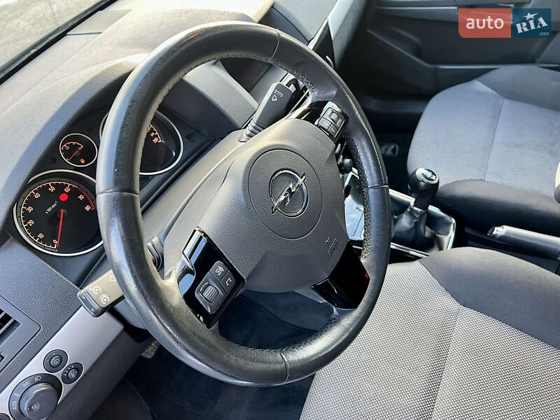 Универсал Opel Astra 2010 в Дубно