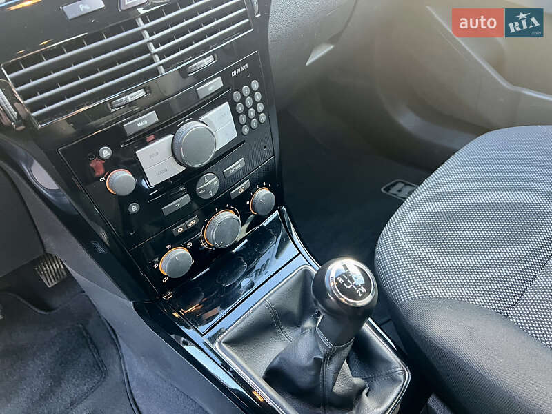 Универсал Opel Astra 2010 в Дубно