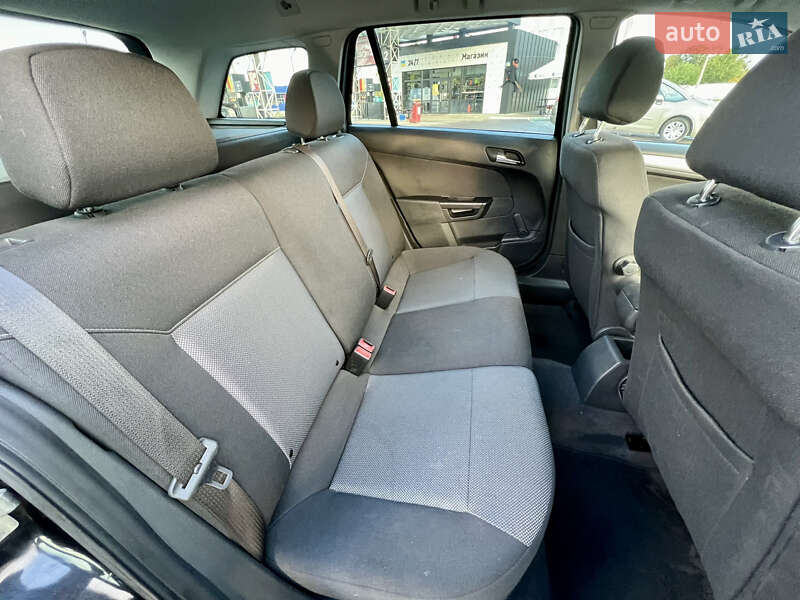 Универсал Opel Astra 2010 в Дубно