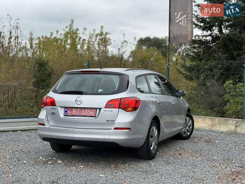 Универсал Opel Astra 2016 в Дрогобыче