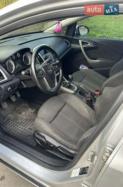 Универсал Opel Astra 2012 в 