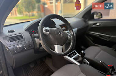 Хэтчбек Opel Astra 2012 в 
