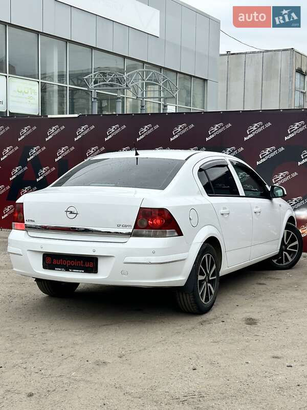 Седан Opel Astra 2013 в Сумах
