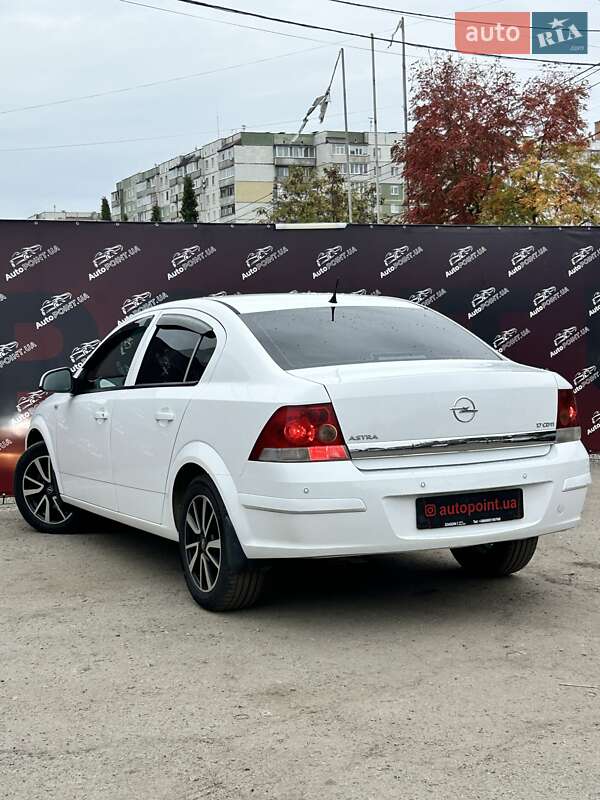 Седан Opel Astra 2013 в Сумах