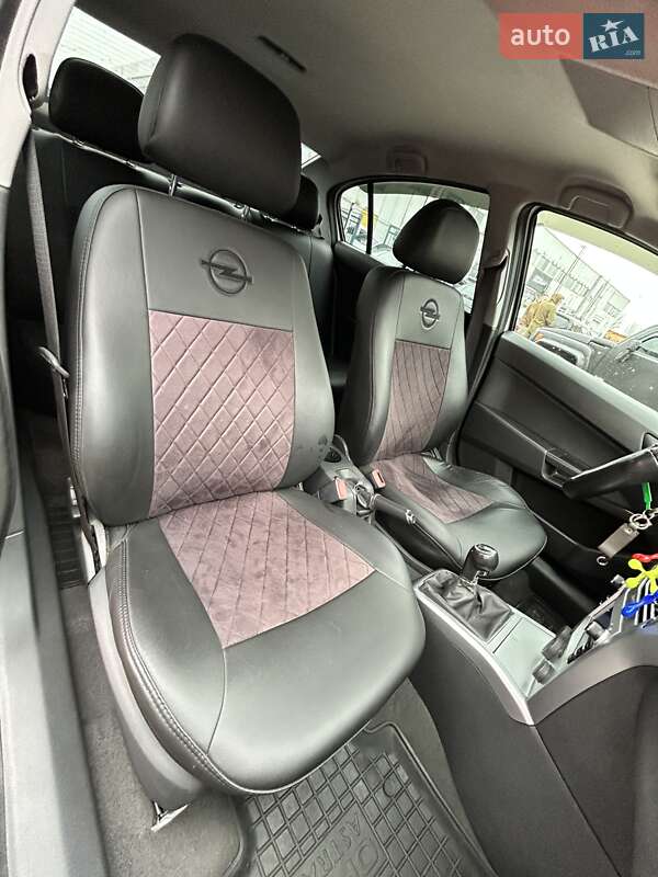 Седан Opel Astra 2013 в Сумах