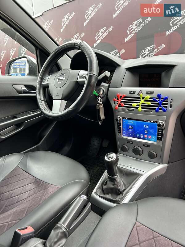 Седан Opel Astra 2013 в Сумах