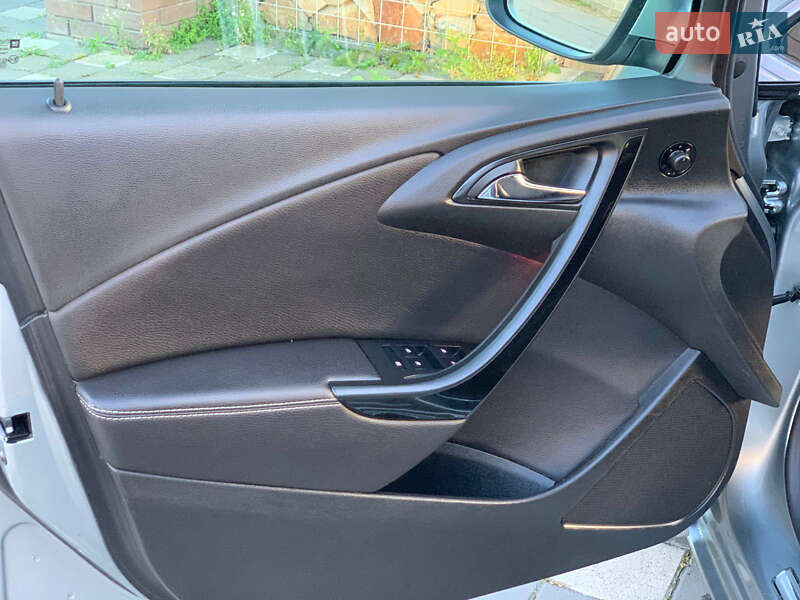 Универсал Opel Astra 2015 в Стрые