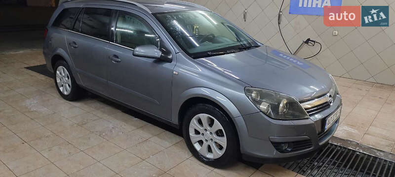 Универсал Opel Astra 2004 в Чопе