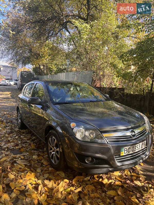 Хэтчбек Opel Astra 2012 в Львове