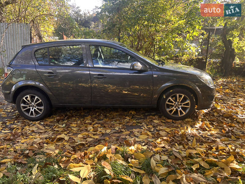 Хэтчбек Opel Astra 2012 в Львове