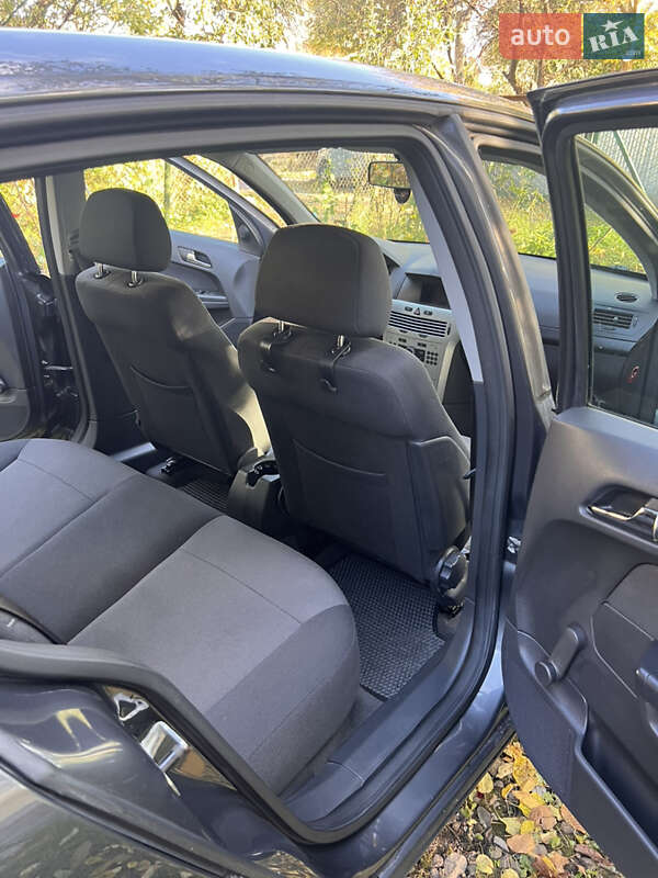 Хэтчбек Opel Astra 2012 в Львове