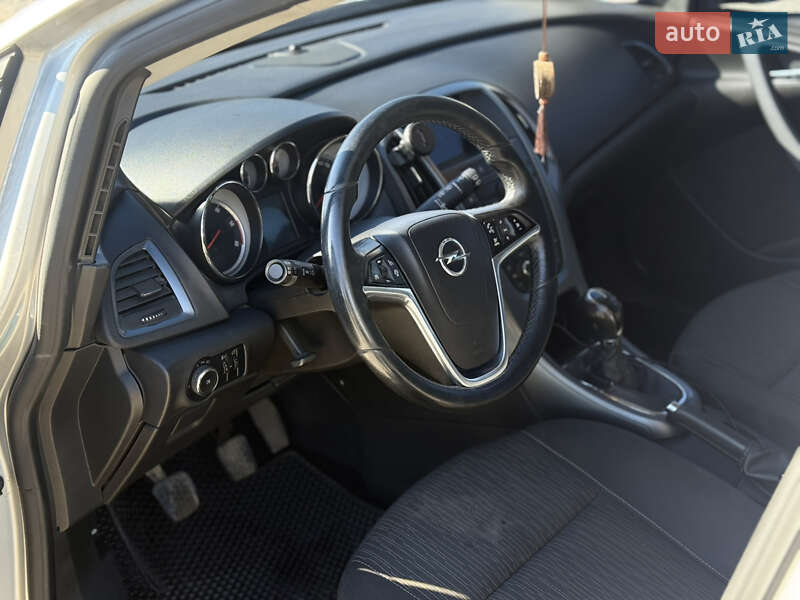 Универсал Opel Astra 2013 в Черновцах