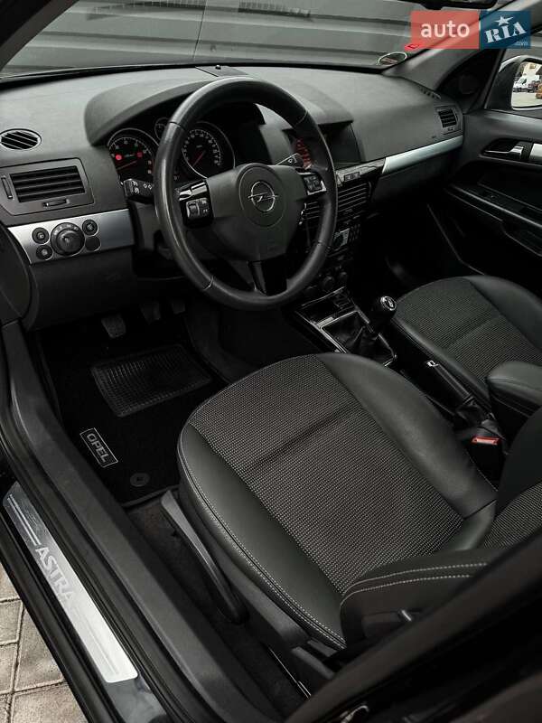 Универсал Opel Astra 2010 в Черкассах