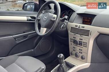 Купе Opel Astra 2008 в  фото 12 Купе Opel Astra 2008 в