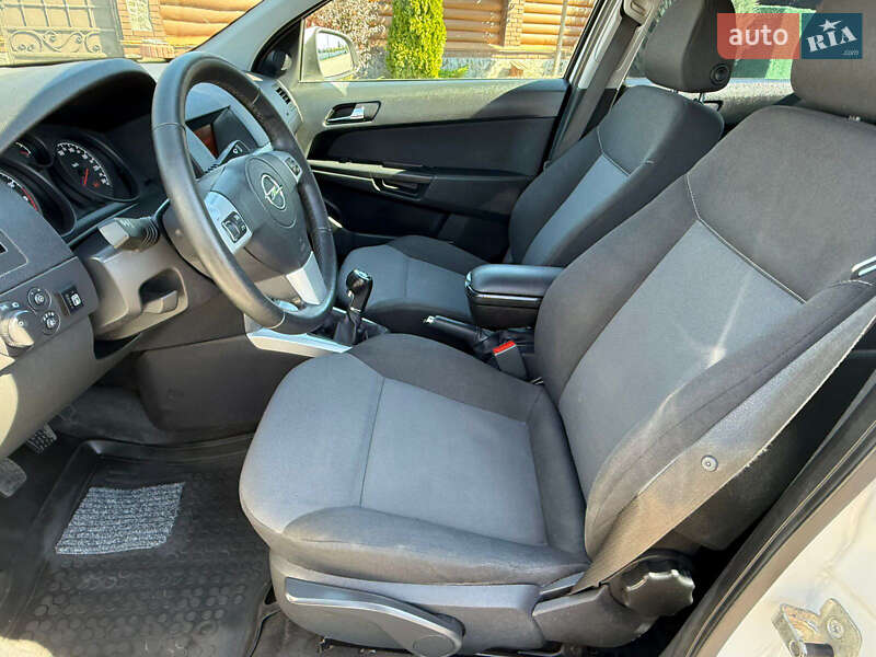 Хэтчбек Opel Astra 2014 в Лубнах фото 10 Хэтчбек Opel Astra 2014 в Лубнах