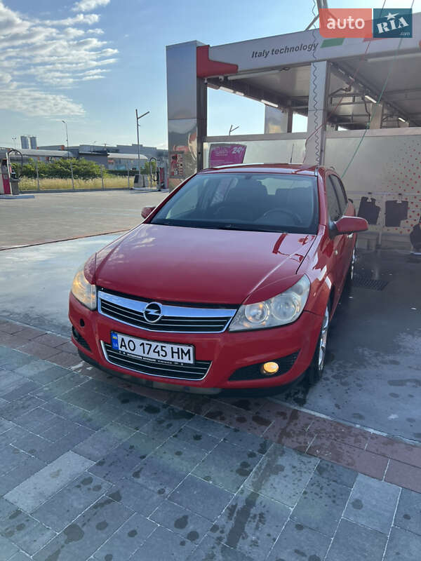 Хэтчбек Opel Astra 2007 в Хусте