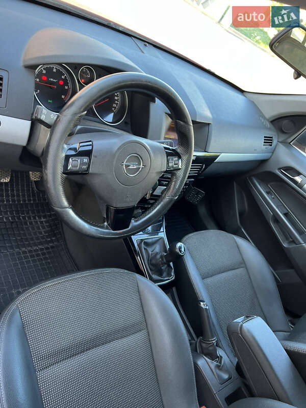 Хэтчбек Opel Astra 2007 в Хусте