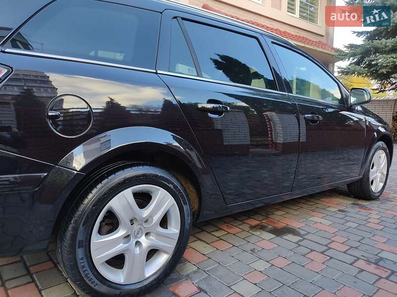 Универсал Opel Astra 2010 в Умани