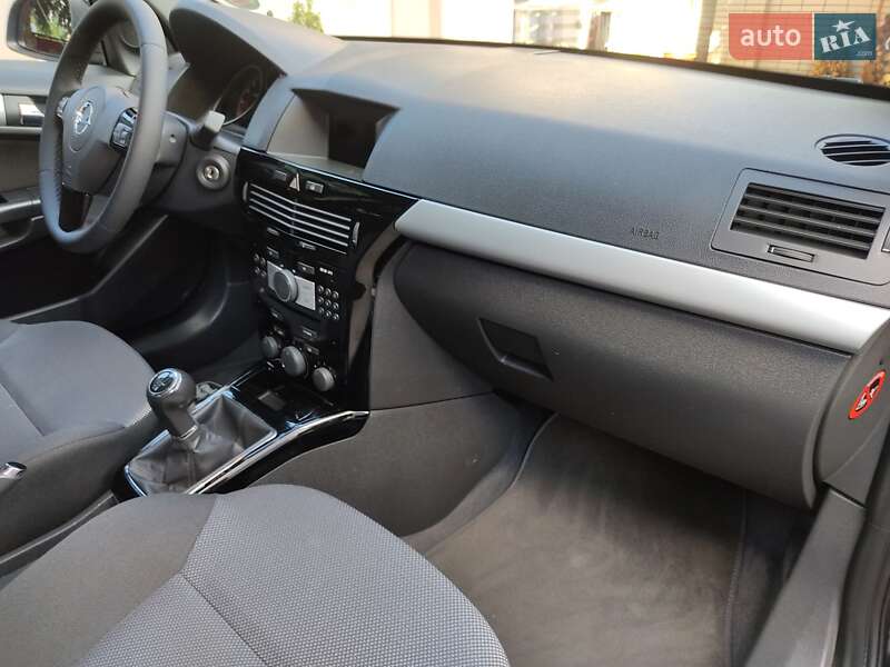 Универсал Opel Astra 2010 в Умани