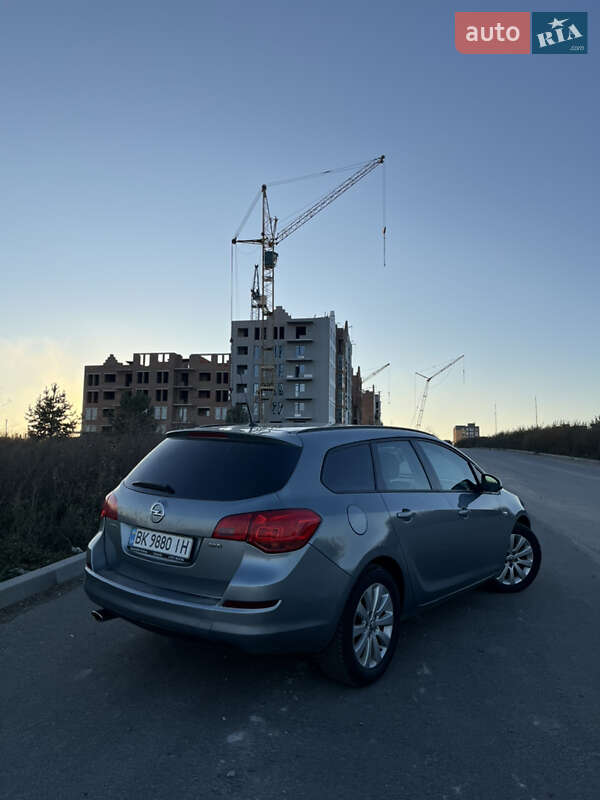 Универсал Opel Astra 2011 в Ровно