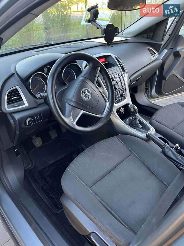 Универсал Opel Astra 2011 в Ровно