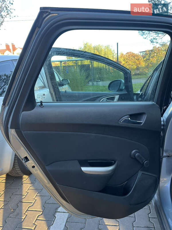 Универсал Opel Astra 2011 в Ровно