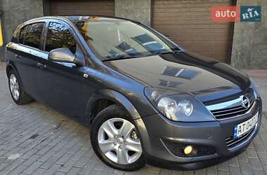 Хэтчбек Opel Astra 2012 в 