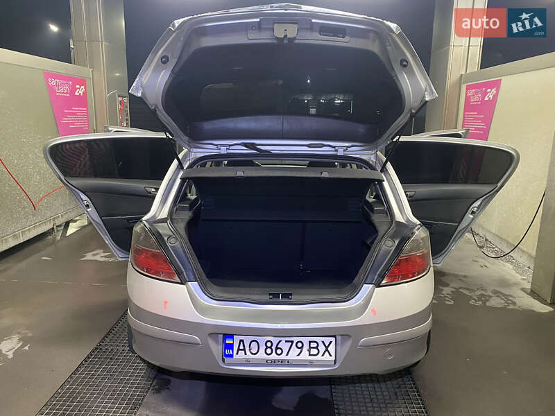 Хэтчбек Opel Astra 2011 в Хусте