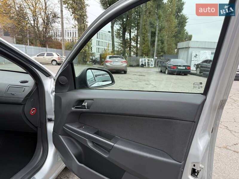 Универсал Opel Astra 2010 в Виннице