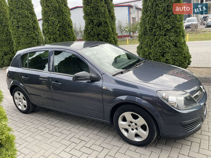 Хэтчбек Opel Astra 2006 в Городке