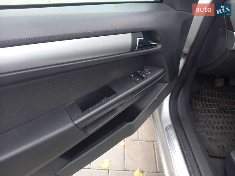 Универсал Opel Astra 2010 в Черкассах