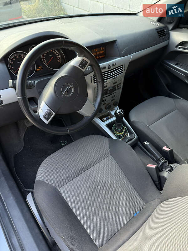 Універсал Opel Astra 2009 в Рівному