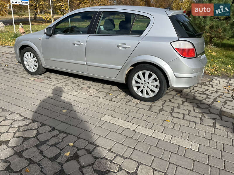 Хэтчбек Opel Astra 2004 в Луцке