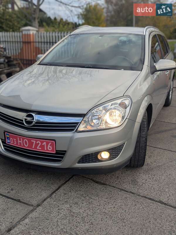 Універсал Opel Astra 2008 в Рівному