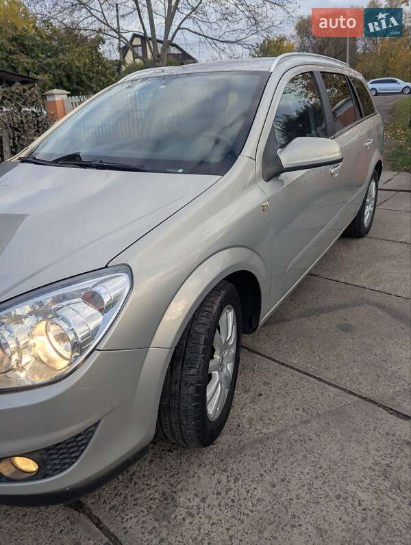 Універсал Opel Astra 2008 в Рівному