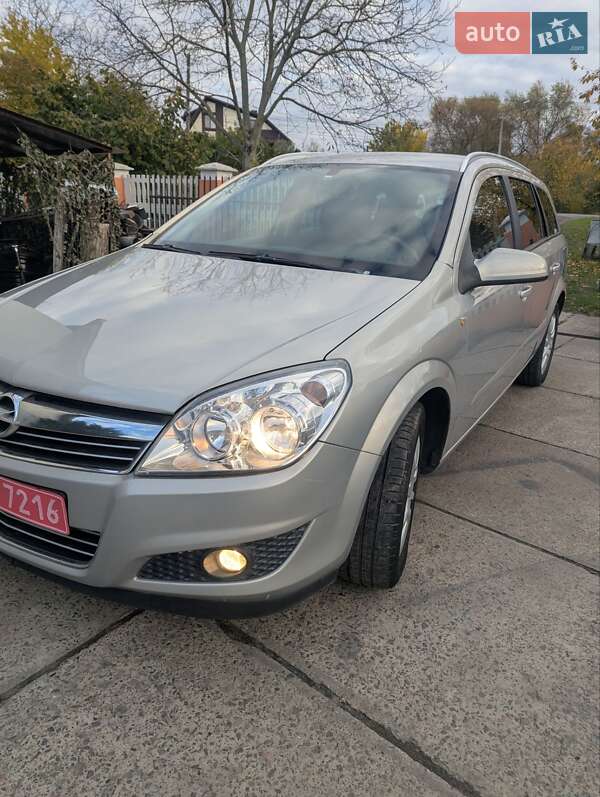Універсал Opel Astra 2008 в Рівному