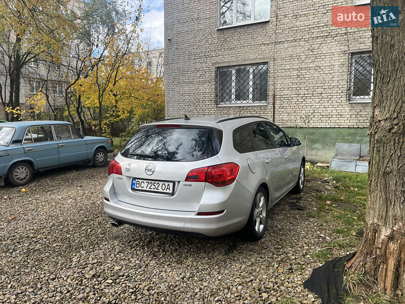 Универсал Opel Astra 2011 в Львове