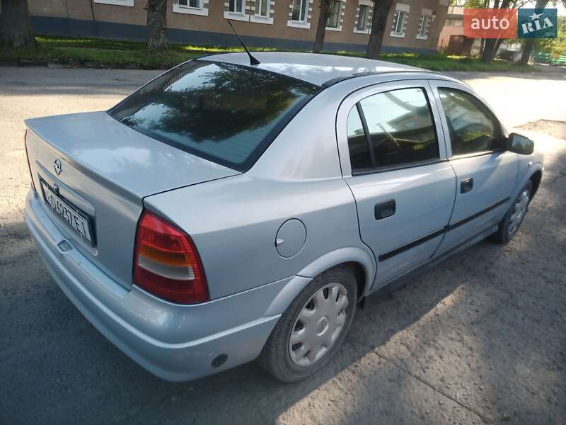 Седан Opel Astra 2004 в Тернополе