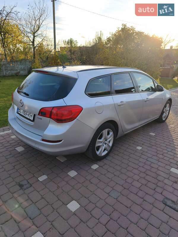 Универсал Opel Astra 2011 в Мостиске