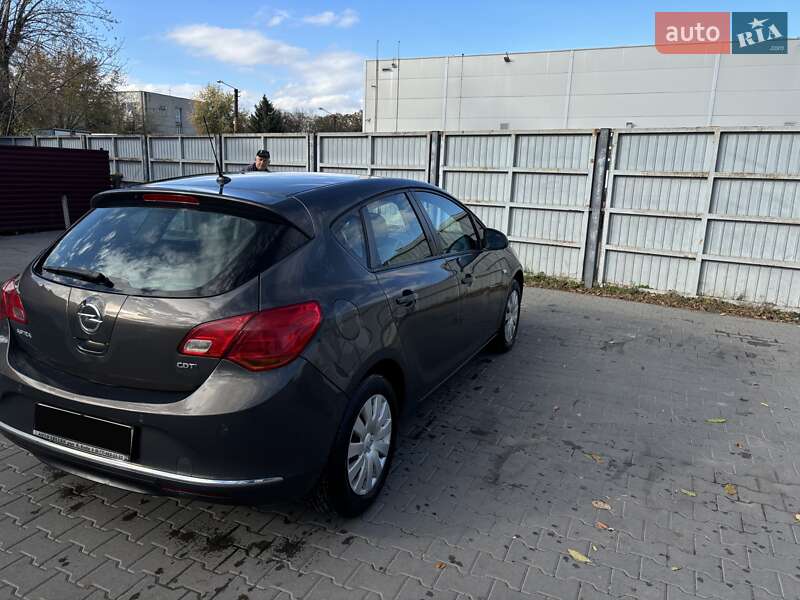 Хэтчбек Opel Astra 2013 в Львове