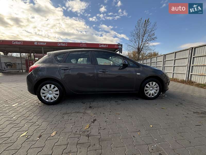 Хэтчбек Opel Astra 2013 в Львове