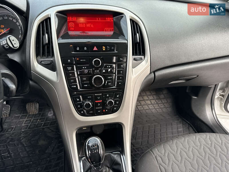 Універсал Opel Astra 2013 в Тернополі