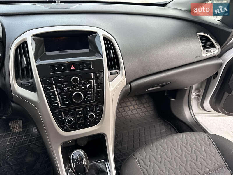 Універсал Opel Astra 2013 в Тернополі