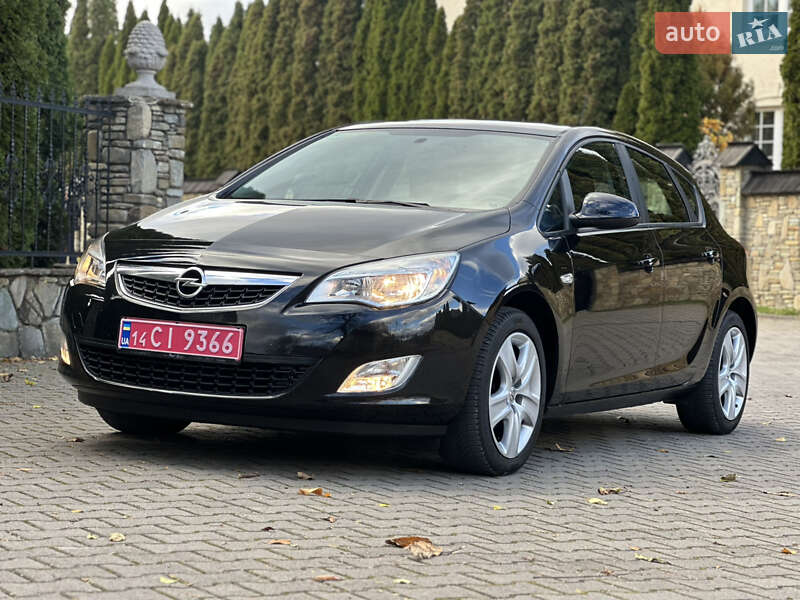 Хэтчбек Opel Astra 2010 в Надворной фото Хэтчбек Opel Astra 2010 в Надворной