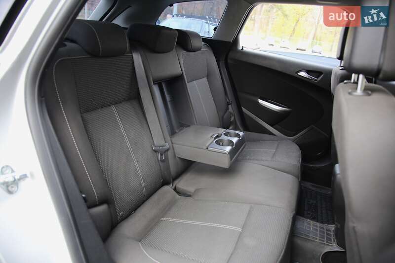 Універсал Opel Astra 2011 в Харкові